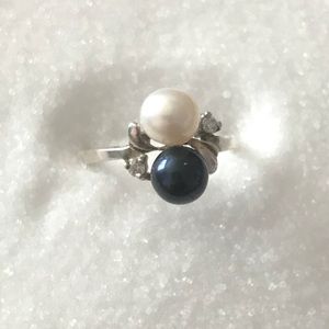 Vantel Pearls Companion Ring Size 8